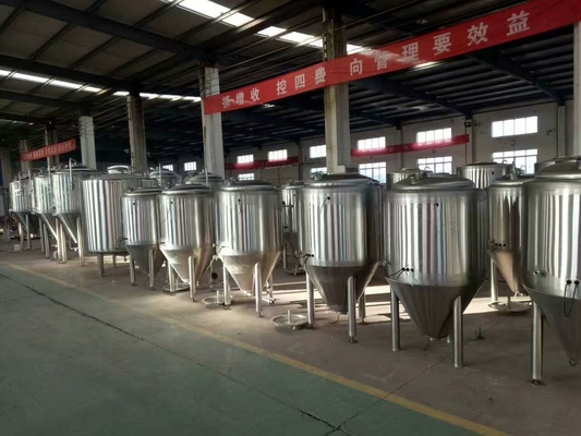 頑丈な支持の足を搭載する3BBL 5BBL 7BBLの技術ビール醸造装置