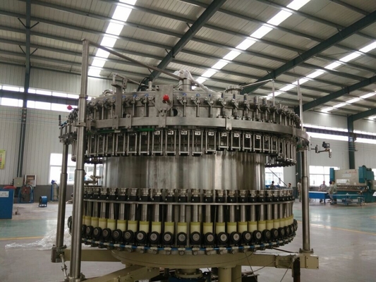 高速ビール醸造所の生産ラインびん詰めにされた水満ち、おおう機械