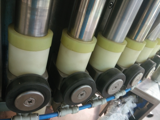 高速ビール醸造所の生産ラインびん詰めにされた水満ち、おおう機械