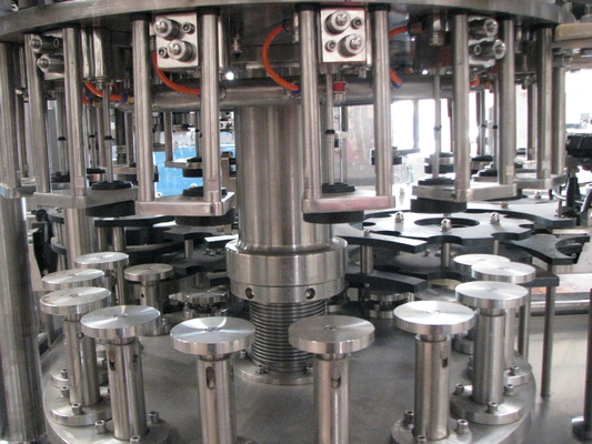 モノブロック満ちるおおう機械を洗う自動ビール醸造所の生産ライン飲み物