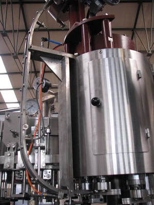 モノブロック満ちるおおう機械を洗う自動ビール醸造所の生産ライン飲み物