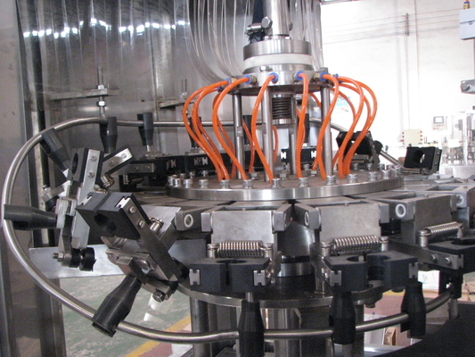 モノブロック満ちるおおう機械を洗う自動ビール醸造所の生産ライン飲み物
