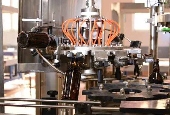 3つ技術のビール醸造所によって炭酸塩化される飲み物のための1つのSus304ガラス ビンの充填機に付き